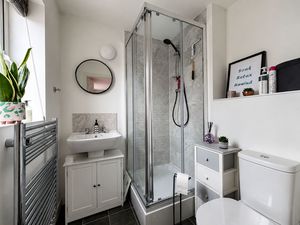 Ensuite_65AR- click for photo gallery